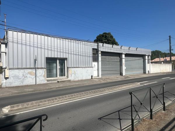 Limoux - Axe passant - Ensemble immobilier à usage commercial avec parking, entrepôt, bureau et appartement.