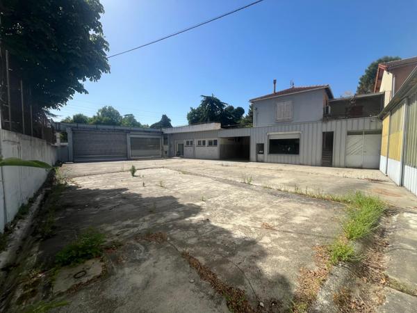 Limoux - Axe passant - Ensemble immobilier à usage commercial avec parking, entrepôt, bureau et appartement.