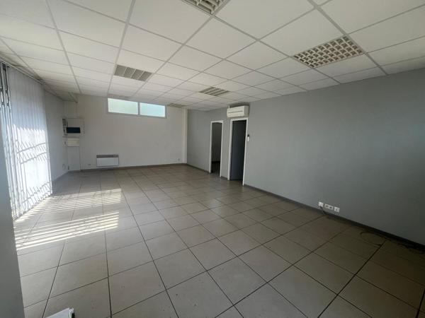 Limoux - Axe passant - Ensemble immobilier à usage commercial avec parking, entrepôt, bureau et appartement.