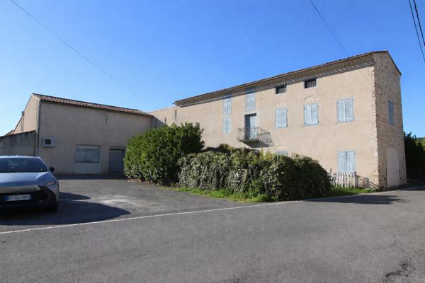 Quartier Limoux – Ensemble de bâtiments composé d’un ancien corps de ferme avec garage, le tout à rénover, et