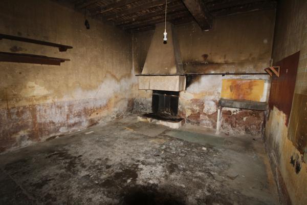 Quartier Limoux – Ensemble de bâtiments composé d’un ancien corps de ferme avec garage, le tout à rénover, et