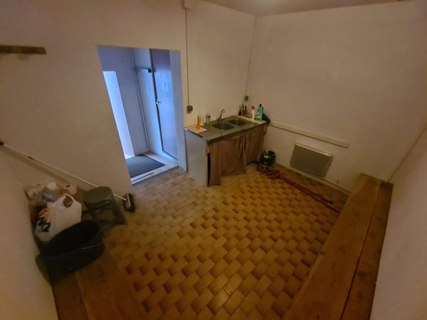 Quartier Limoux – Ensemble de bâtiments composé d’un ancien corps de ferme avec garage, le tout à rénover, et