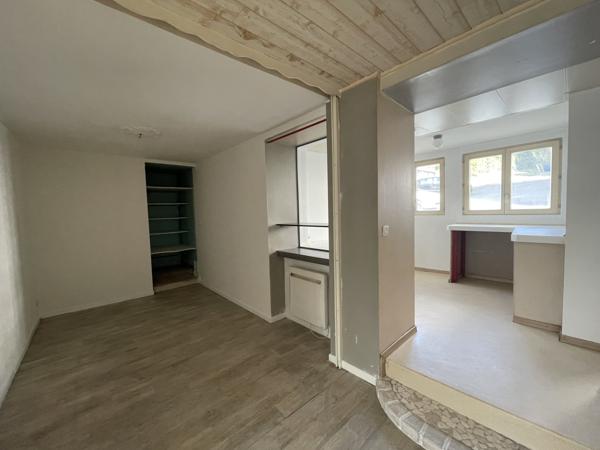 Saint-Étienne (42000) F2 avec jardin et 5 garages Rue Jean Baptiste Ogier vendu loués