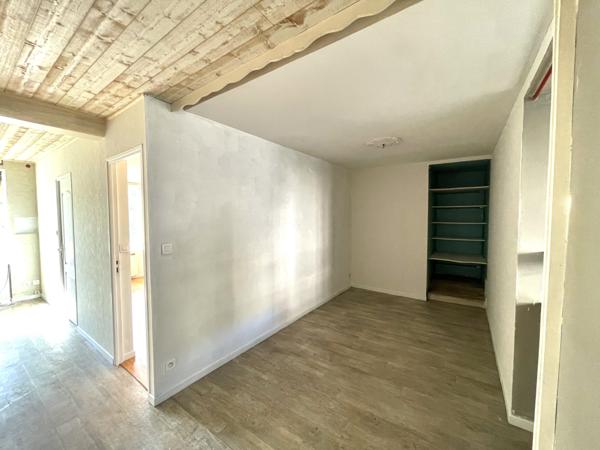 Saint-Étienne (42000) F2 avec jardin et 5 garages Rue Jean Baptiste Ogier vendu loués