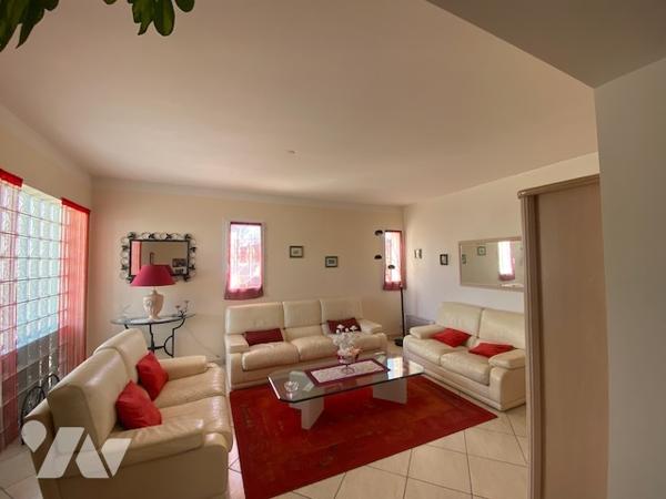 Villa secteur prisé proche mer, terrasse, beaux volumes, luminosité et fort potentiel, vue dégagée.