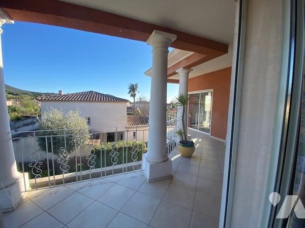 Villa secteur prisé proche mer, terrasse, beaux volumes, luminosité et fort potentiel, vue dégagée.