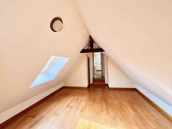 A VENDRE Maison de bourg à Bavent 4 pièce(s) 82.16 m2 - lumineuse - maison en pierre - cour intérieure