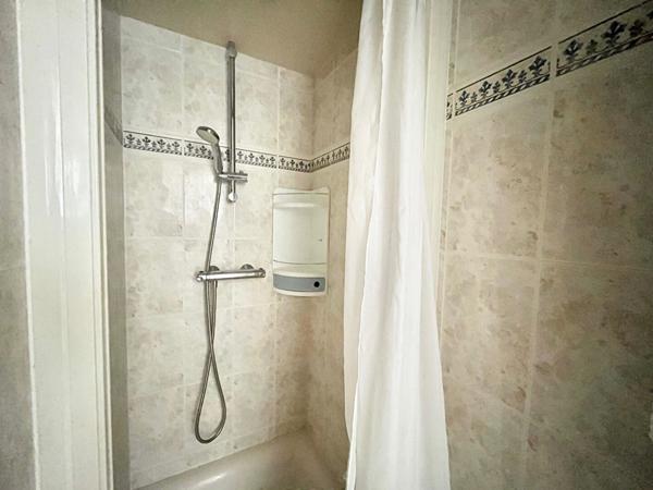 A VENDRE Maison de bourg à Bavent 4 pièce(s) 82.16 m2 - lumineuse - maison en pierre - cour intérieure