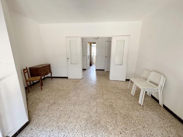 Appartement T3 Hyères centre - Terrasse - Cave - A rénover