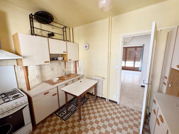 Appartement T3 Hyères centre - Terrasse - Cave - A rénover