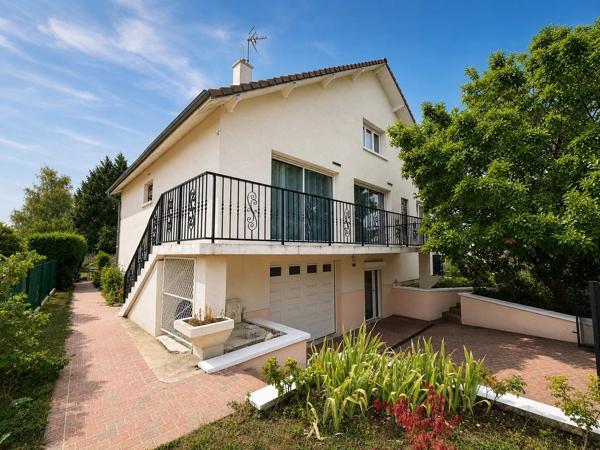 Vente                                                      Maison
                        
                     8 pièces                      223 m2                     à Chambly