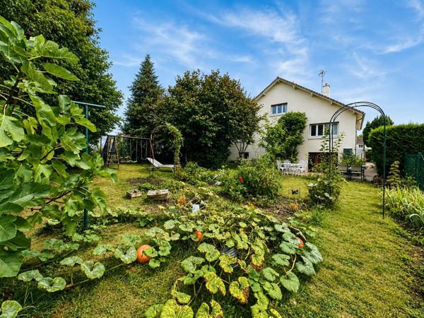 Vente                                                      Maison
                        
                     8 pièces                      223 m2                     à Chambly