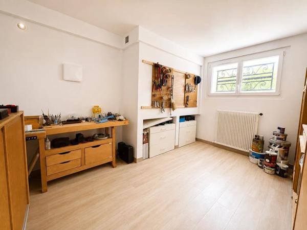 Vente                                                      Maison
                        
                     8 pièces                      223 m2                     à Chambly