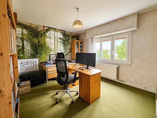 Vente                                                      Maison
                        
                     8 pièces                      223 m2                     à Chambly