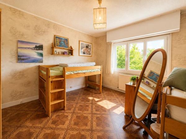 Vente                                                      Maison
                        
                     8 pièces                      223 m2                     à Chambly
