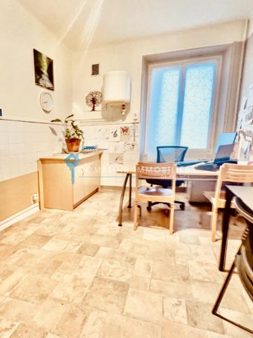 Appartement
                                                                                                                                                                                                                                                                                                                        14 pièce(s)                                                                                                                                                                                                          6 chambre(s)                                                                                                                                                                                                          238  m²