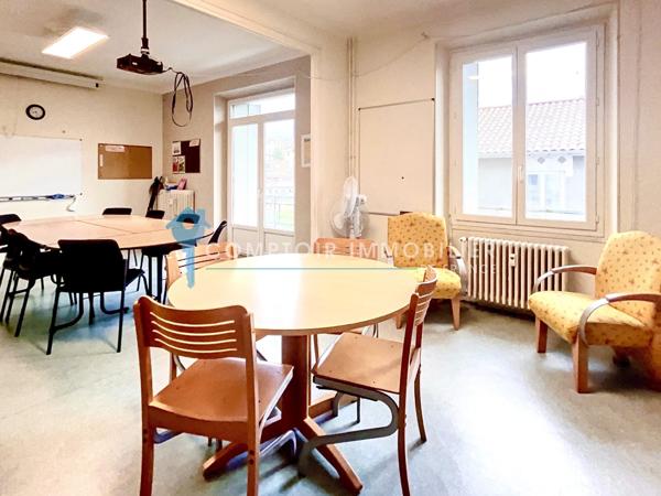 Appartement
                                                                                                                                                                                                                                                                                                                        14 pièce(s)                                                                                                                                                                                                          6 chambre(s)                                                                                                                                                                                                          238  m²