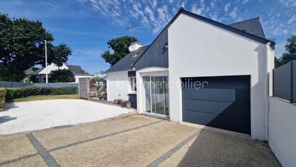 À seulement quelques minutes des plages de Larmor-Plage (Morbihan), découvrez une propriété rare où confort, élégance se conjuguent parfaitement.
Située dans un environnement résidentiel calme et particulièrement recherché, cette maison contemporaine de 2005, édifiée sur un terrain de 662 m² entièrement clos, séduira les familles en quête d'un cadre de vie privilégié. Pensée pour offrir un confort quotidien sans compromis, elle propose des volumes généreux et des prestations de qualité qui en font un bien d'exception sur le marché.
Une maison pensée pour le bien-être !!
Le rez-de-chaussée offre une vie de plain-pied et qui accueille : 
•	une entrée dotée d’un grand placard
•	une belle cuisine aménagée et équipée ouverte sur la pièce principale
•	une buanderie
•	un grand salon séjour  
•	2 belles chambres avec placards
•	une salle de bain   
•	un WC séparé
•	une suite parentale et sa salle d’eau
L'étage de 40m2 environ se compose :
•	une suite parentale avec espace de lecture
•	un dressing de près de 15 m² 
•	d’une salle d'eau et un WC 
La véranda de 18 m², véritable prolongement de la maison, accueille un jacuzzi et offre un espace de détente privilégié en toute saison, avec une agréable ouverture sur le jardin paysager.
Des prestations techniques 
Cette propriété bénéficie d'équipements performants garantissant confort, économies d'énergie et sérénité :
•	Chauffage au sol alimenté par une combinaison d'aérothermie et de géothermie
•	Double vitrage assurant une excellente isolation thermique et phonique
•	Fibre optique
•	Système d'alarme
•	Portail motorisé
•	Deux garages équipés de portes sectionnelles motorisées avec des greniers aménageables (selon vos envies)
Un extérieur idéal
Édifiée sur un terrain de 662 m² entièrement clos, cette maison offre un jardin agréable, parfaitement adapté aux moments de détente en famille tout en restant simple d'entretien. Vous pourrez y stationner plusieurs véhicules en toute sécurité.  
Un bien rare sur le secteur
La maison avec cet emplacement privilégié à proximité des plages est aujourd'hui particulièrement recherchée à Larmor-Plage.
Une visite s'impose pour apprécier pleinement les volumes, la luminosité et la qualité de vie qu'offre cette propriété d'exception.
Nota : Les photographies complétant cette annonce n’ont aucunement été modifiées ou améliorées avec un quelconque logiciel ni intelligence artificielle.