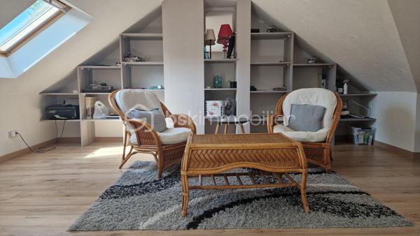 À seulement quelques minutes des plages de Larmor-Plage (Morbihan), découvrez une propriété rare où confort, élégance se conjuguent parfaitement.
Située dans un environnement résidentiel calme et particulièrement recherché, cette maison contemporaine de 2005, édifiée sur un terrain de 662 m² entièrement clos, séduira les familles en quête d'un cadre de vie privilégié. Pensée pour offrir un confort quotidien sans compromis, elle propose des volumes généreux et des prestations de qualité qui en font un bien d'exception sur le marché.
Une maison pensée pour le bien-être !!
Le rez-de-chaussée offre une vie de plain-pied et qui accueille : 
•	une entrée dotée d’un grand placard
•	une belle cuisine aménagée et équipée ouverte sur la pièce principale
•	une buanderie
•	un grand salon séjour  
•	2 belles chambres avec placards
•	une salle de bain   
•	un WC séparé
•	une suite parentale et sa salle d’eau
L'étage de 40m2 environ se compose :
•	une suite parentale avec espace de lecture
•	un dressing de près de 15 m² 
•	d’une salle d'eau et un WC 
La véranda de 18 m², véritable prolongement de la maison, accueille un jacuzzi et offre un espace de détente privilégié en toute saison, avec une agréable ouverture sur le jardin paysager.
Des prestations techniques 
Cette propriété bénéficie d'équipements performants garantissant confort, économies d'énergie et sérénité :
•	Chauffage au sol alimenté par une combinaison d'aérothermie et de géothermie
•	Double vitrage assurant une excellente isolation thermique et phonique
•	Fibre optique
•	Système d'alarme
•	Portail motorisé
•	Deux garages équipés de portes sectionnelles motorisées avec des greniers aménageables (selon vos envies)
Un extérieur idéal
Édifiée sur un terrain de 662 m² entièrement clos, cette maison offre un jardin agréable, parfaitement adapté aux moments de détente en famille tout en restant simple d'entretien. Vous pourrez y stationner plusieurs véhicules en toute sécurité.  
Un bien rare sur le secteur
La maison avec cet emplacement privilégié à proximité des plages est aujourd'hui particulièrement recherchée à Larmor-Plage.
Une visite s'impose pour apprécier pleinement les volumes, la luminosité et la qualité de vie qu'offre cette propriété d'exception.
Nota : Les photographies complétant cette annonce n’ont aucunement été modifiées ou améliorées avec un quelconque logiciel ni intelligence artificielle.