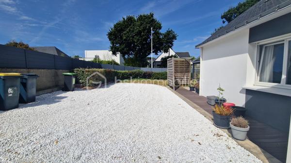 À seulement quelques minutes des plages de Larmor-Plage (Morbihan), découvrez une propriété rare où confort, élégance se conjuguent parfaitement.
Située dans un environnement résidentiel calme et particulièrement recherché, cette maison contemporaine de 2005, édifiée sur un terrain de 662 m² entièrement clos, séduira les familles en quête d'un cadre de vie privilégié. Pensée pour offrir un confort quotidien sans compromis, elle propose des volumes généreux et des prestations de qualité qui en font un bien d'exception sur le marché.
Une maison pensée pour le bien-être !!
Le rez-de-chaussée offre une vie de plain-pied et qui accueille : 
•	une entrée dotée d’un grand placard
•	une belle cuisine aménagée et équipée ouverte sur la pièce principale
•	une buanderie
•	un grand salon séjour  
•	2 belles chambres avec placards
•	une salle de bain   
•	un WC séparé
•	une suite parentale et sa salle d’eau
L'étage de 40m2 environ se compose :
•	une suite parentale avec espace de lecture
•	un dressing de près de 15 m² 
•	d’une salle d'eau et un WC 
La véranda de 18 m², véritable prolongement de la maison, accueille un jacuzzi et offre un espace de détente privilégié en toute saison, avec une agréable ouverture sur le jardin paysager.
Des prestations techniques 
Cette propriété bénéficie d'équipements performants garantissant confort, économies d'énergie et sérénité :
•	Chauffage au sol alimenté par une combinaison d'aérothermie et de géothermie
•	Double vitrage assurant une excellente isolation thermique et phonique
•	Fibre optique
•	Système d'alarme
•	Portail motorisé
•	Deux garages équipés de portes sectionnelles motorisées avec des greniers aménageables (selon vos envies)
Un extérieur idéal
Édifiée sur un terrain de 662 m² entièrement clos, cette maison offre un jardin agréable, parfaitement adapté aux moments de détente en famille tout en restant simple d'entretien. Vous pourrez y stationner plusieurs véhicules en toute sécurité.  
Un bien rare sur le secteur
La maison avec cet emplacement privilégié à proximité des plages est aujourd'hui particulièrement recherchée à Larmor-Plage.
Une visite s'impose pour apprécier pleinement les volumes, la luminosité et la qualité de vie qu'offre cette propriété d'exception.
Nota : Les photographies complétant cette annonce n’ont aucunement été modifiées ou améliorées avec un quelconque logiciel ni intelligence artificielle.