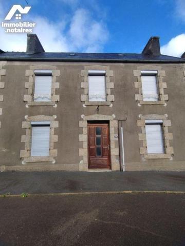 Idéalement placée dans le centre bourg,  cette maison d'habitation en pierre comprend :
- au r...