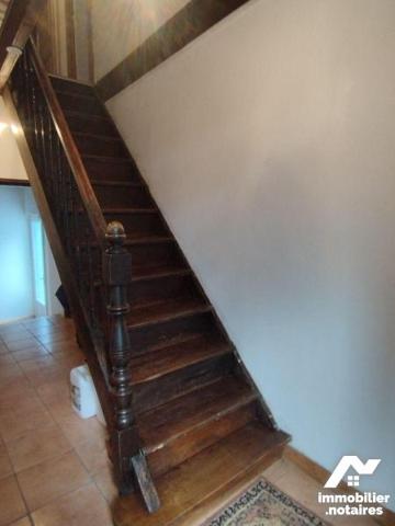 Idéalement placée dans le centre bourg,  cette maison d'habitation en pierre comprend :
- au r...