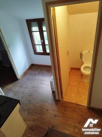 Idéalement placée dans le centre bourg,  cette maison d'habitation en pierre comprend :
- au r...