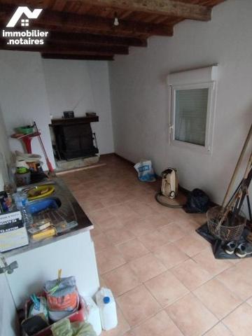 Idéalement placée dans le centre bourg,  cette maison d'habitation en pierre comprend :
- au r...