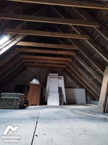 Idéalement placée dans le centre bourg,  cette maison d'habitation en pierre comprend :
- au r...