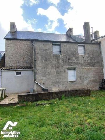 Idéalement placée dans le centre bourg,  cette maison d'habitation en pierre comprend :
- au r...