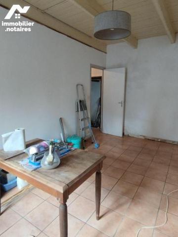 Idéalement placée dans le centre bourg,  cette maison d'habitation en pierre comprend :
- au r...