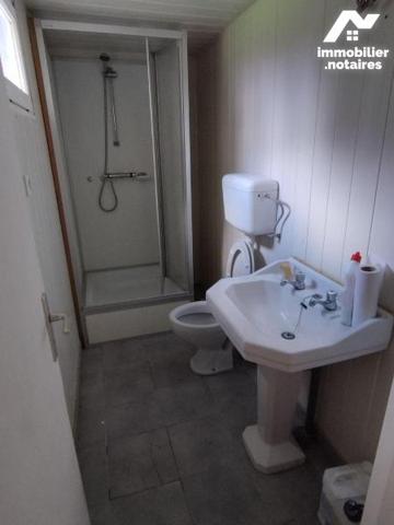 Idéalement placée dans le centre bourg,  cette maison d'habitation en pierre comprend :
- au r...