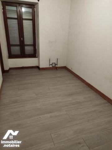 Idéalement placée dans le centre bourg,  cette maison d'habitation en pierre comprend :
- au r...