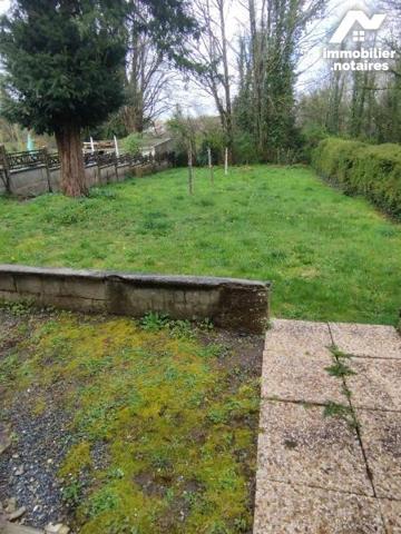 Idéalement placée dans le centre bourg,  cette maison d'habitation en pierre comprend :
- au r...