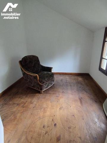 Idéalement placée dans le centre bourg,  cette maison d'habitation en pierre comprend :
- au r...