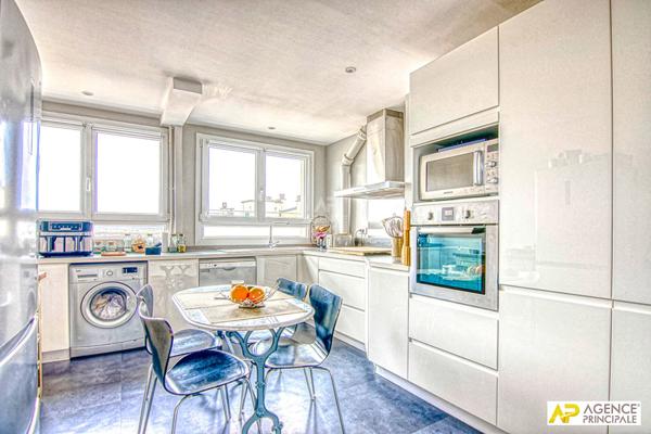 Versailles Chantiers Appartement 4 pièces 93.35 m² carrez situe au 5ème étage avec ascenseur, cave et box en option €688 000 ** - Référence 26669