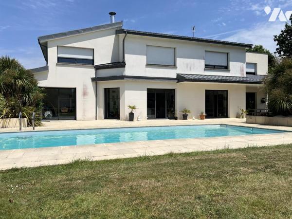 Maison d'habitation de grand standing avec piscine extérieur