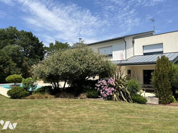 Maison d'habitation de grand standing avec piscine extérieur