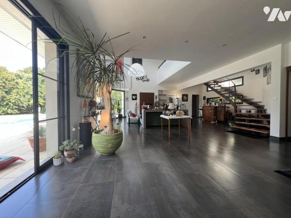 Maison d'habitation de grand standing avec piscine extérieur