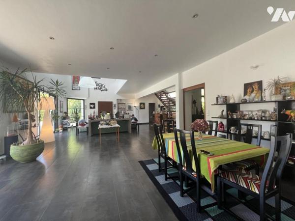 Maison d'habitation de grand standing avec piscine extérieur