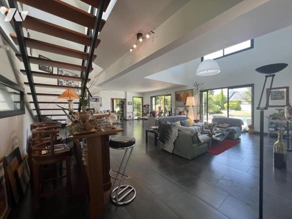 Maison d'habitation de grand standing avec piscine extérieur