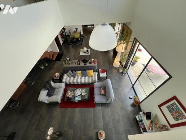 Maison d'habitation de grand standing avec piscine extérieur