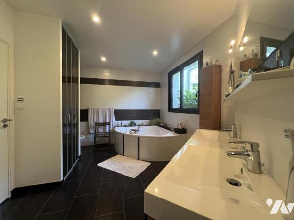 Maison d'habitation de grand standing avec piscine extérieur