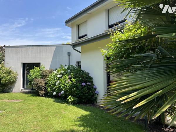 Maison d'habitation de grand standing avec piscine extérieur