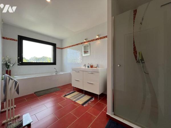 Maison d'habitation de grand standing avec piscine extérieur