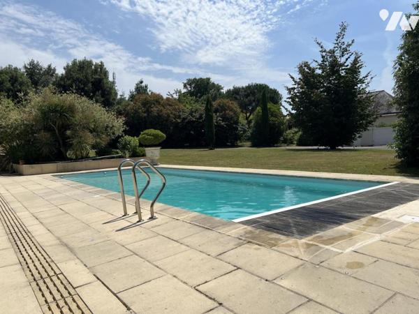 Maison d'habitation de grand standing avec piscine extérieur