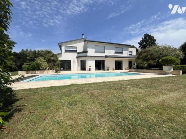 Maison d'habitation de grand standing avec piscine extérieur