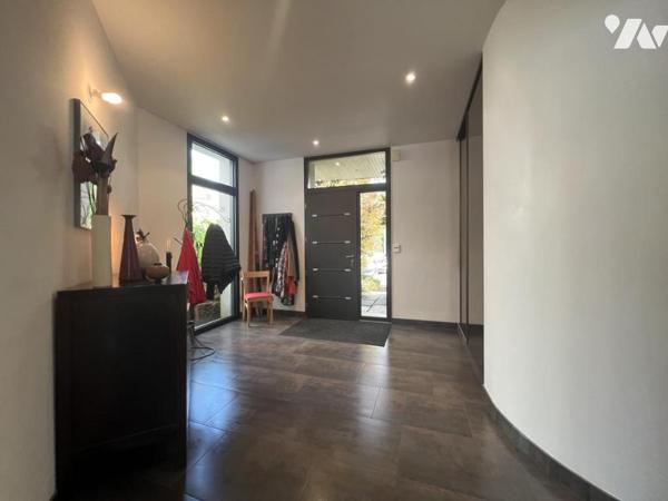 Maison d'habitation de grand standing avec piscine extérieur