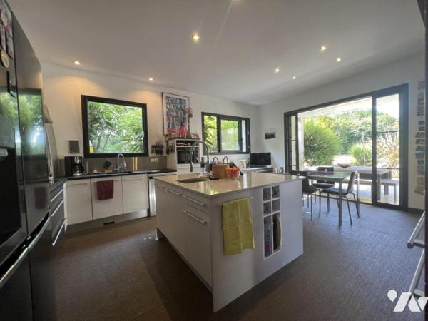 Maison d'habitation de grand standing avec piscine extérieur