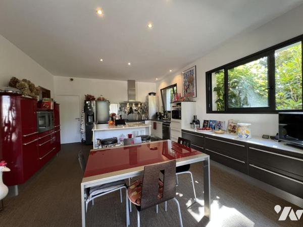 Maison d'habitation de grand standing avec piscine extérieur